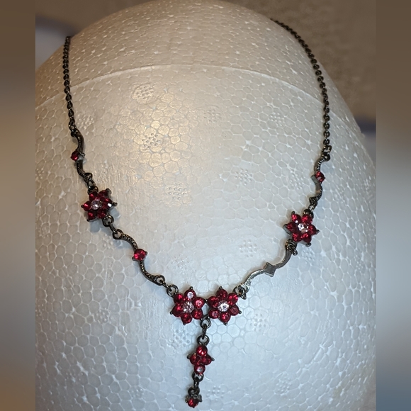 Pretty vintage style drop necklace with red crystals - Picture 4 of 5